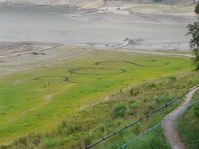 薑母島民用耕耘機在草地上寫出「S.O.S」求救訊號，希望有關單位能想辦法在枯水期架設便橋，給他們一條安全又便利的回家路。   圖：呂學賢／提供