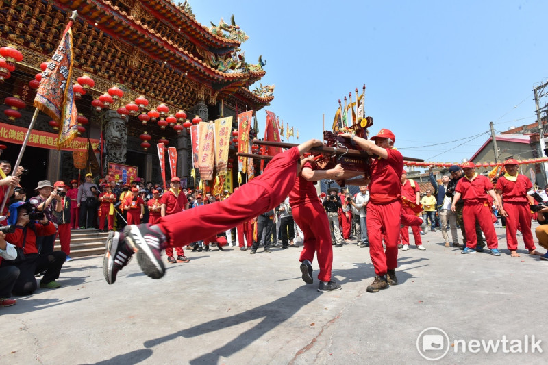 「飛輦轎、過金火」是福海宮百年來的文化傳統，也是竹圍里的年度盛事。   圖：林昀真/攝(資料照)