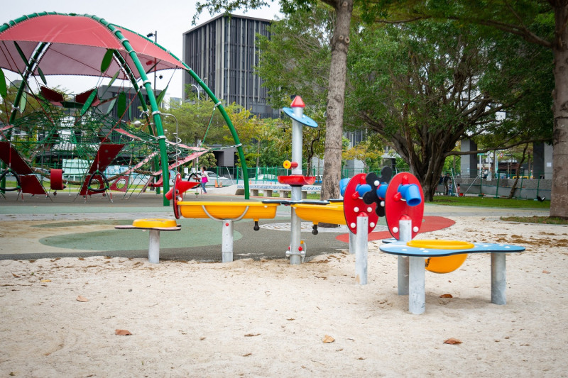 公園內設置沙坑區玩沙桌。   圖：台中市政府／提供