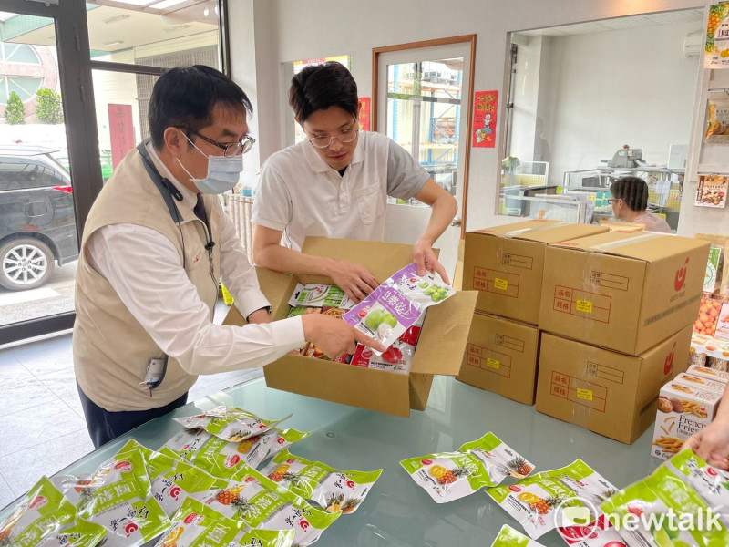 黃偉哲前往果乾公司，為駐美代表蕭美琴挑選各式美味果乾。   圖：台南市政府提供