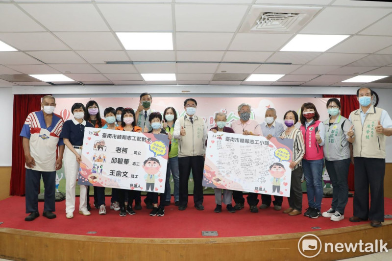 台南市社會局舉辦睦鄰志工計畫啟動儀式，由台南市長黃偉哲簽署睦鄰志工關懷卡，並頒發聘書給參與單位。   圖：黃博郎／攝