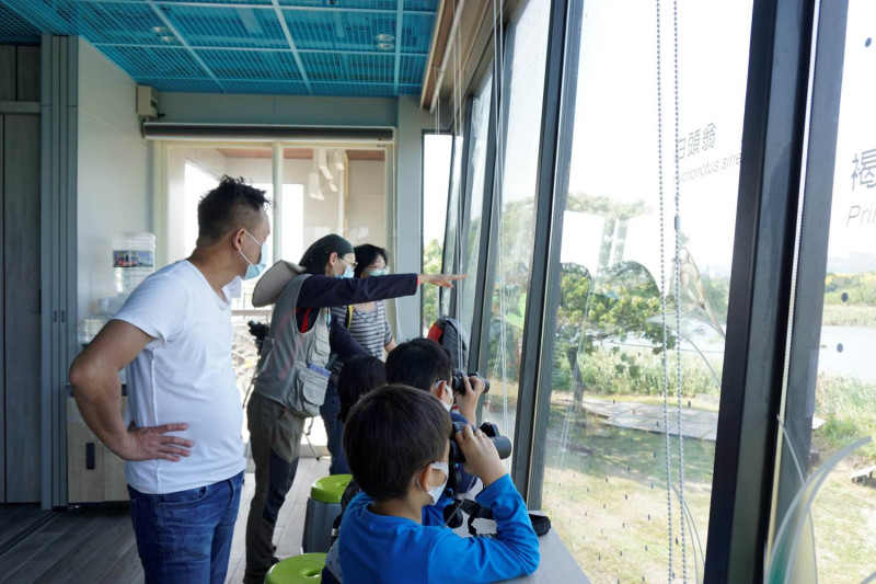 解說小築也有架設望遠鏡供現場觀察。   圖：台北市水利局／提供