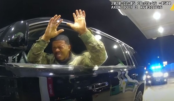 非裔陸軍少尉納薩里奧被員警噴辣椒水，強制拉下車壓制。   圖：翻攝YouTube The Virginian-Pilot