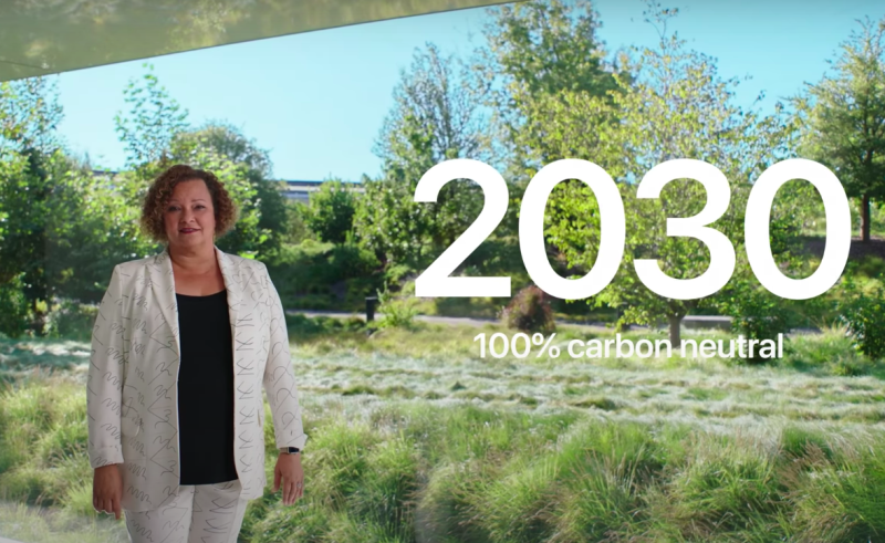 蘋果環境倡議副總裁傑克森（Lisa Jackson）在去年發表會宣布，蘋果將於2030年達到碳中和。   圖：擷取自Apple Youtube