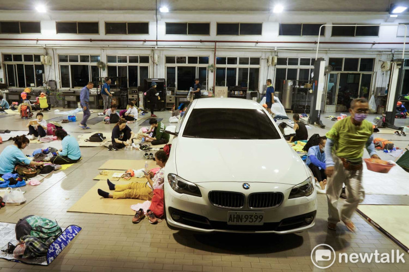 數百位進香客在BMW花壇維修中心內打地鋪休息。   圖：張良一/攝