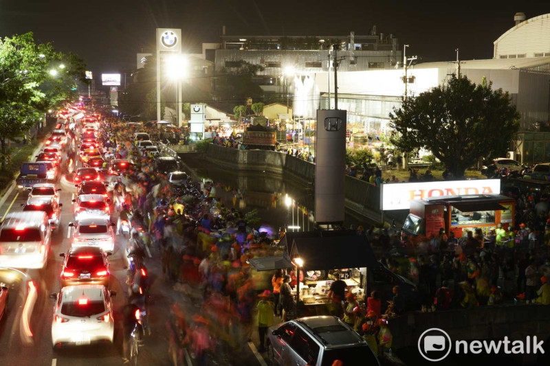 進香客和汽機車擠爆了白沙屯媽祖駐駕的彰化昌一汽車外的中山路。   圖：張良一/攝