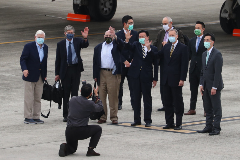 美國總統拜登（Joe Biden）上任以來，首次派遣美國前聯邦參議員陶德（Christopher Dodd, D-CT）、前副國務卿阿米塔吉（Richard Armitage）及史坦柏格（James Steinberg）今（14）日下午2時40分飛抵台灣松山機場。   圖：外交部提供