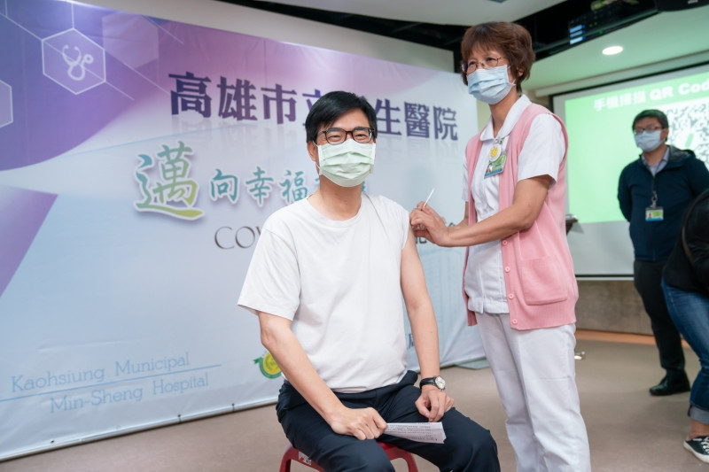 陳其邁(左)接種COVID-19疫苗。   圖：高雄市政府/提供