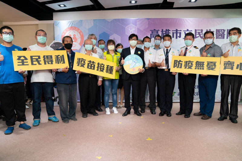 高雄市長陳其邁(中)與市府防疫團隊宣傳接種COVID-19疫苗好處多。   圖：高雄市政府/提供