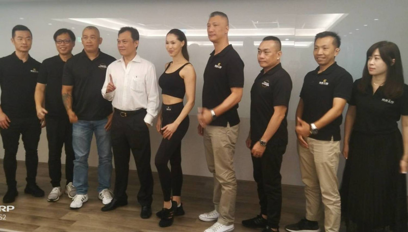 健身工廠董事長陳尚義(左四)與經營團隊。   圖：孫家銘/攝