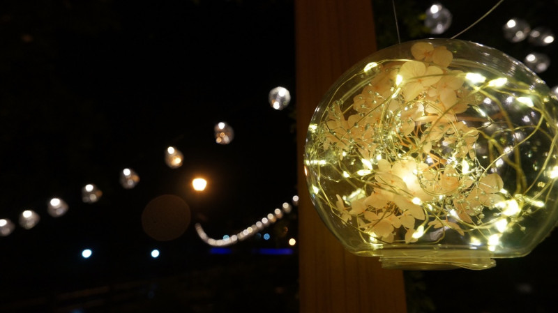 夜間的玻璃花球燈飾。   圖：新北市農業局提供