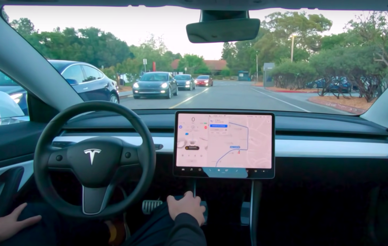 特斯拉被質疑誇大「自動輔助駕駛（Autopilot）」的性能，可能對用路人造成危險。   圖：擷取自Tesla Youtube