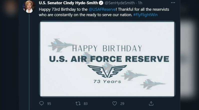 美國參議員辛蒂·海德-史密斯發推祝賀美國空軍預備役司令部成立73周年生日快樂。然而，她發佈的生日賀卡上卻是俄羅斯蘇-34戰鬥轟炸機。   圖 : 翻攝自推特