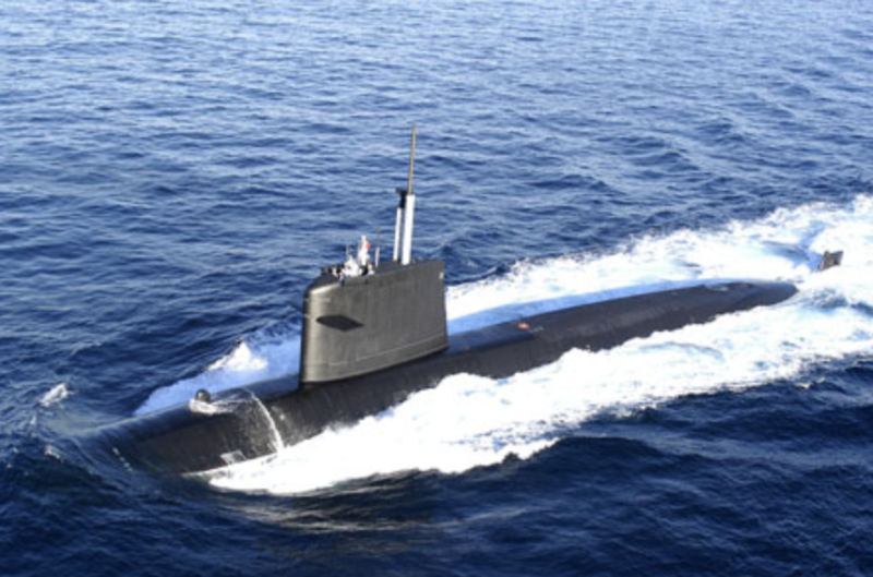 去年法國一艘核能潛艇因意外火災受損，導致前段無法使用，但法國官員決定，將尚可使用的後半段，焊接到另一艘退役潛艇，組成一艘可使用的攻擊潛艇。   圖：翻攝自Marine nationale官網