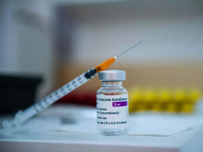 加拿大出現第2起接種AZ疫苗後，出現血小板偏低引發的罕見血栓副作用。   圖 : 翻攝自環球網