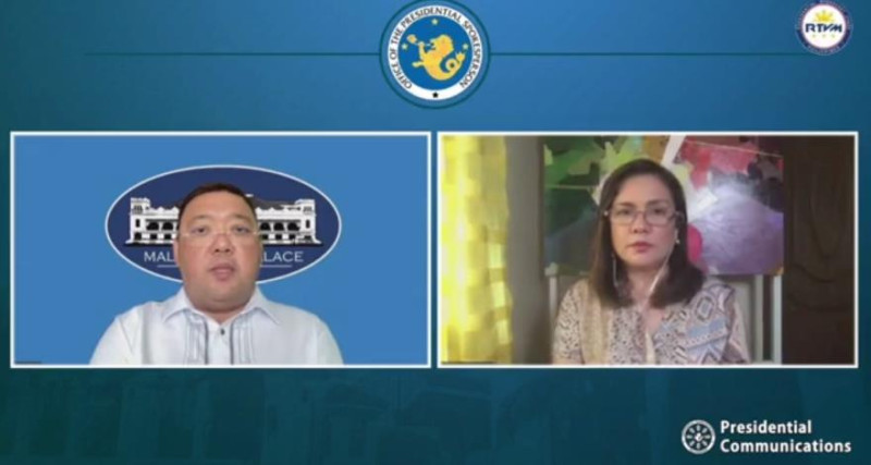 菲律賓總統府發言人哈里·洛克 (左)說染環境者必須付出代價。   圖 : 翻攝自菲律賓總統府網站