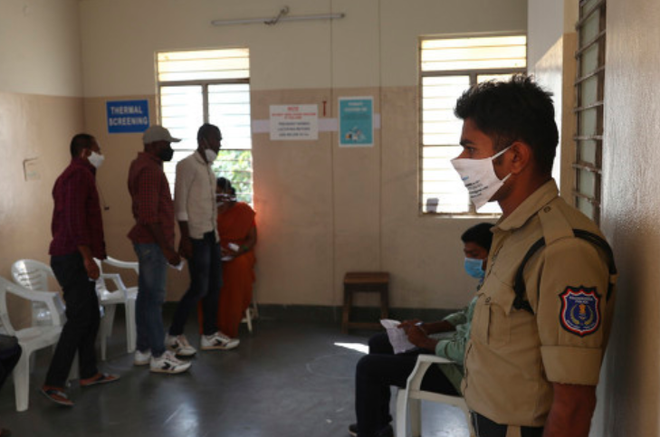印度第二波新冠肺炎疫情失控，有大批遺體等待火葬。   圖 : 翻攝自環球網