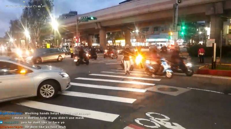 台灣「不禮讓行人」的交通亂象引起國外網友熱議。   圖：翻攝Reddit @andrewnefdotcom