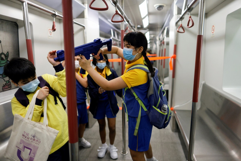 香港「全民國家安全教育日」，學童扮起港警暴力鎮壓的畫面格外諷刺。   圖:達志影像/路透社