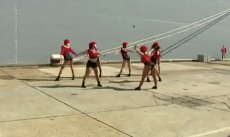 澳洲海軍新船下水儀式，一個名為「101娃娃中隊」的舞蹈團體熱舞片段引發爭議。   圖：翻攝自環視頻