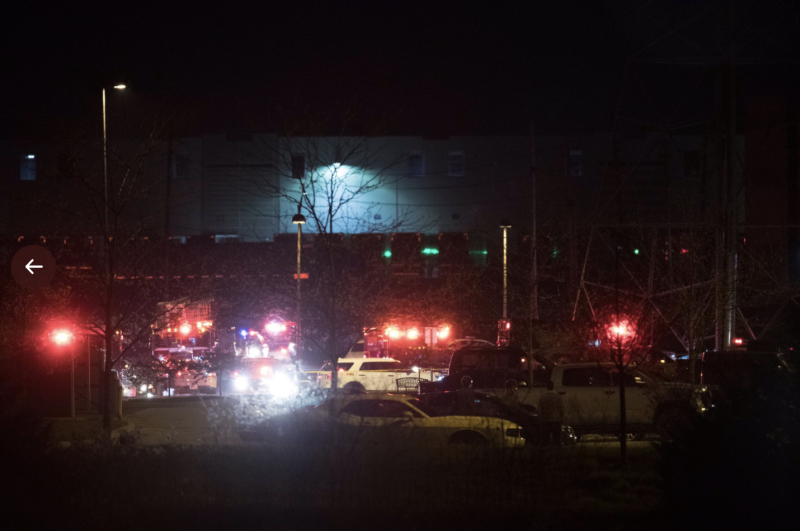 美國印第安納州印第安納波利斯市一處聯邦快遞公司（FedEx）辦事處發生槍擊案，警方指出此案為「重大傷亡」事件。   圖：翻攝自@mykalmphoto推特