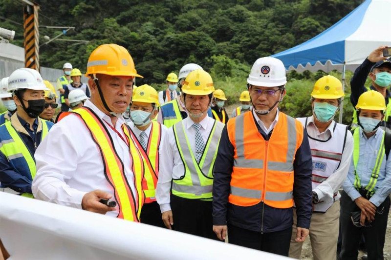 林佳龍（右3）表示清水隧道一段安全檢測無虞，預計能提前至19日通車。   圖：台鐵／提供
