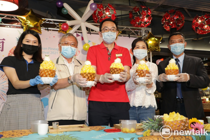 台南市政府力挺自家鳳梨，與台南大遠百成功店聯手舉辦「台南鳳梨嘉年華」，在B2美食街辦理為期3天（4月16至18日）的展售活動。   圖：黃博郎／攝