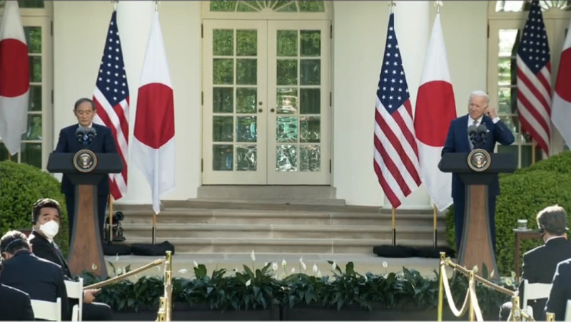 美國總統拜登(右)與日本首相菅義偉(左)舉行雙邊領袖峰會，會後發表聯合聲明，內容中提到台海和平穩定的重要性。最新民調顯示74%日人支持日本參與維持台海穩定。   圖：翻攝President Joe Biden 臉書粉專