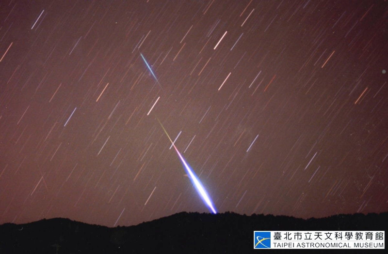 台北天文館指出，今日有火星合月登場，下週則有天琴座流星雨(圖為流星雨)。   圖：台北市立天文科學教育館／提供