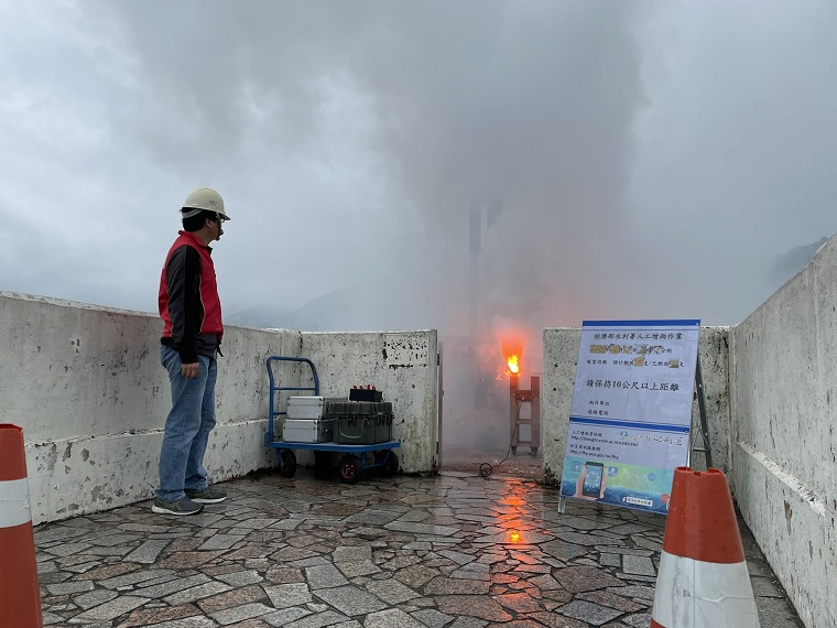 今（17）日桃園及新竹都有飄下小雨，水利署也把握時機在石門水庫及寶二水庫進行人工增雨。   圖：水利署／提供