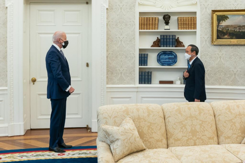 美國總統拜登（左）與日本首相菅義偉（右）會面。   圖：翻攝自拜登推特