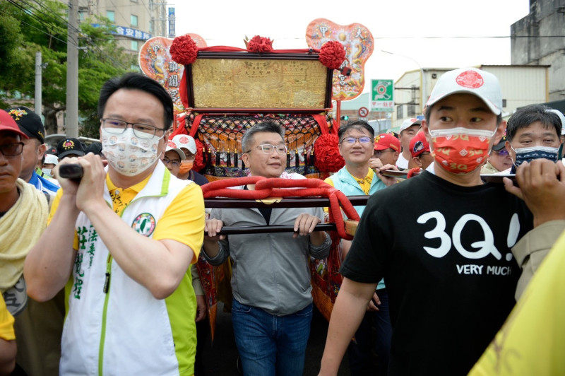 蔡其昌今天與立委、市議員多人一同恭迎大甲鎮瀾宮媽祖回鑾。   圖：蔡其昌服務處/提供