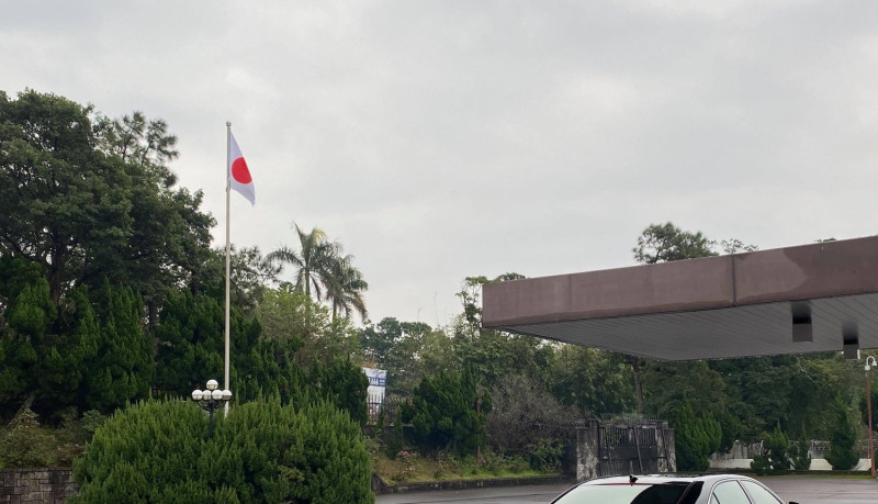 位於台北仰德大道的「日本台灣交流協會」出入處升起日本國旗，象徵台日官方交流意象。   圖：翻攝自古屋圭司推特