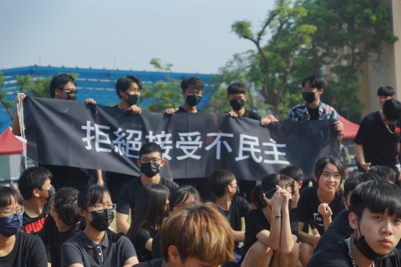 鳳山高中學生拉起布條，抗議學校無視學生的聲音。   圖：鳳山高中學生/提供