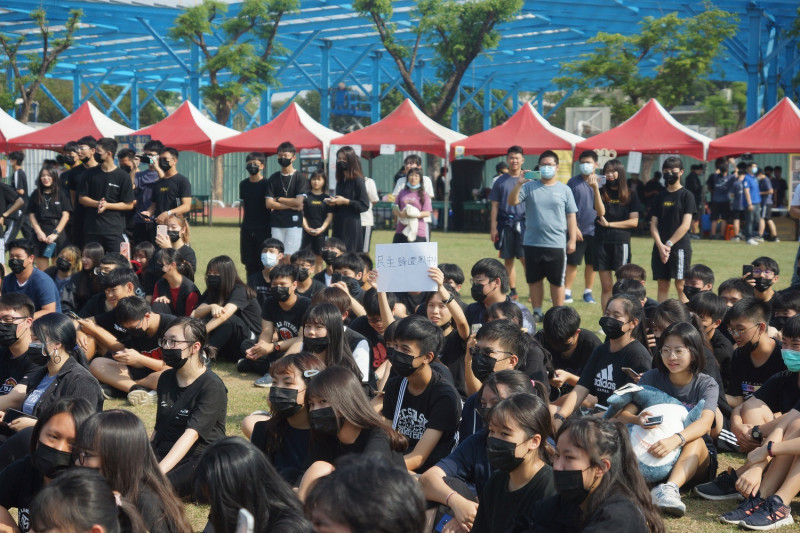 數百名學生穿上黑衣在操場靜坐抗議。   圖：鳳山高中學生/提供