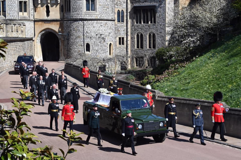 軍方抬棺人員從溫莎城堡移出菲立普親王的靈柩，放上他生前參與設計的特製Land Rover越野車。   圖/The Royal Family臉書粉專
