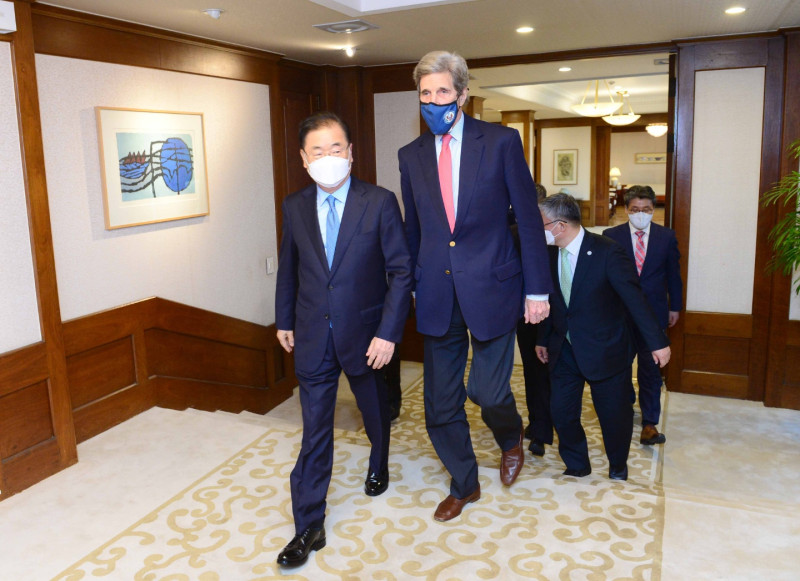 凱瑞（John Kerry）已於17日結束在中國的出訪，並轉抵韓國。韓國外交部長鄭義溶在官邸和凱瑞舉行晚餐會。   圖/Special Presidential Envoy John Kerry推特