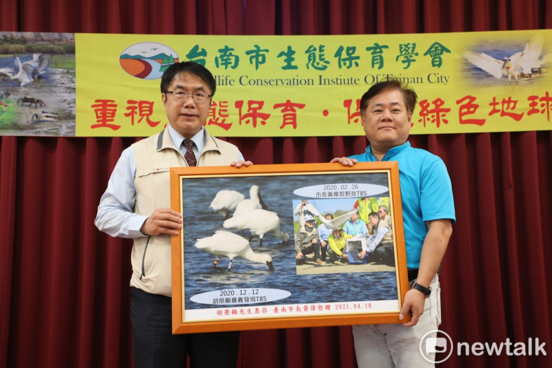 台南市長黃偉哲(左)親自頒發匾額及精美紀念品給第一位發現T85黑琵鳥友胡榮顯，感謝他對生態的關心。   圖：台南市政府提供