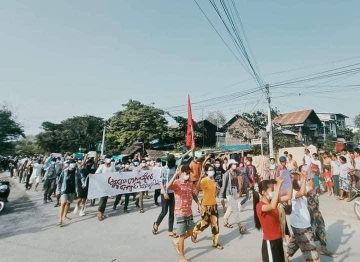 緬甸近來正逢政變，民眾勇敢站上街頭進行示威。   圖：翻攝自Thet Htoo Aung推特
