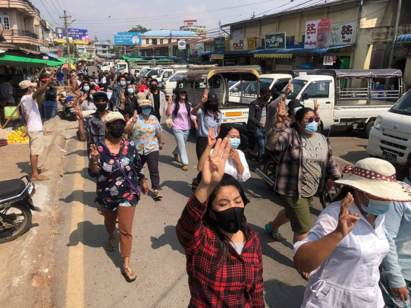 軍政府自２月起發動政變，許多人因為示威被捕，但還是有許多緬甸民眾依舊堅持上街抗議。   圖：翻攝自Thet Htoo Aung推特