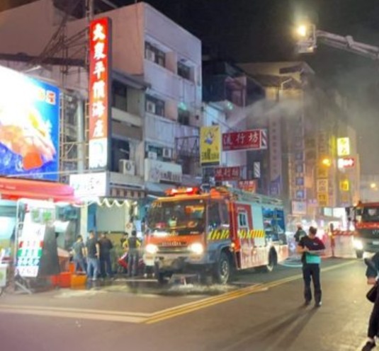 台中市中華路夜市一處鐵皮加蓋民宅深夜驚傳火警，目前造成1死4輕重傷。   圖：翻攝PTT