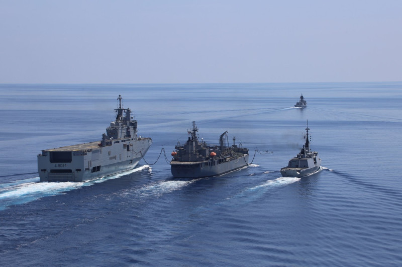 法國海軍直升機航艦托納爾號（左起）在南海接受澳洲天狼星號補給，與蘇爾庫夫號巡防艦，2國已在印度洋地區聯合軍演多時。   圖：翻攝自澳洲國防部推特