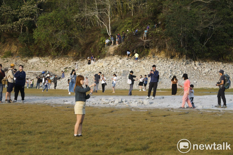「日月潭大草原」在網路上瞬間爆紅，許多遊客為了一睹水庫乾涸龜裂的奇景，不顧限制區不得進入的公告，紛紛走入湖底拍照遊玩。   圖：張良一/攝
