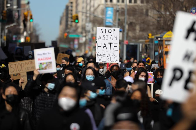 美國仇恨亞裔的氛圍加重，亞裔人士上街抗議，呼籲停止種族歧視。   圖：新華社