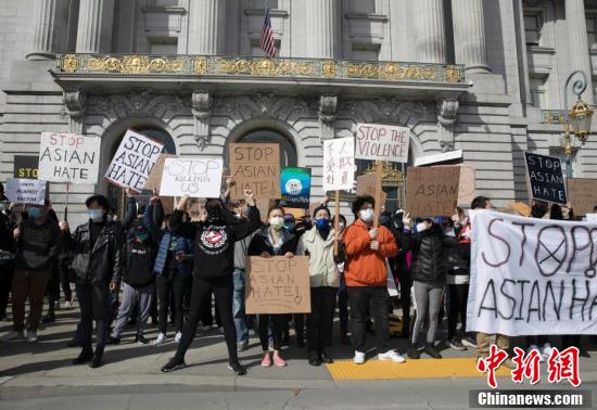 在美的亞裔人士抗議種族仇恨犯罪越來越嚴重。   圖 : 翻攝自中新網