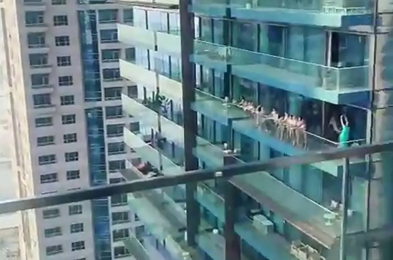 幾十名白人女孩全裸地站在杜拜公寓陽台外。   圖：翻攝自微信