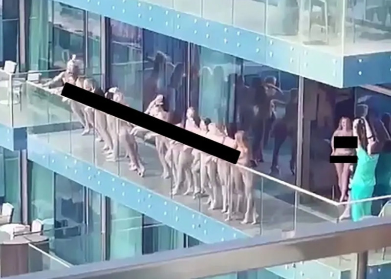 幾十名白人女孩全裸地站在杜拜公寓陽台外。   圖：翻攝自微信