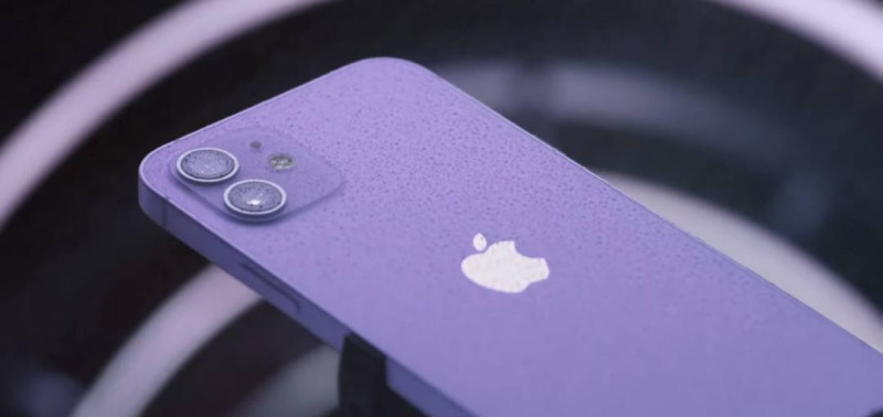 蘋果遭《紐時》踢爆將用戶個資交給中國政府。圖為蘋果推出全新的「紫色」iPhone 12。   圖：翻攝蘋果發表會直播