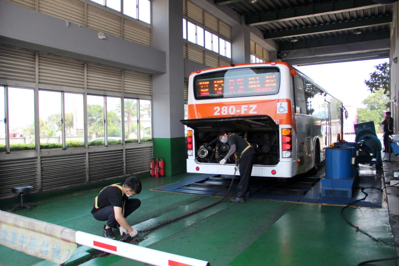 車主於監理單位進行每年例行的交通道路安全審驗時，同時提供環保排煙檢驗服務。   圖：新北市環保局提供