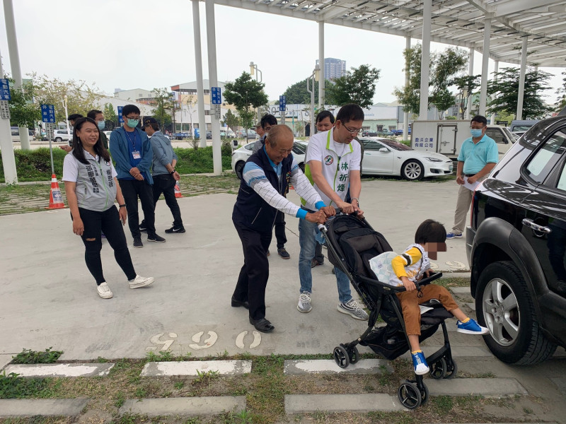 台中市議員林炘烽推著嬰兒車實測，發現如果硬推小孩子會飛出去。   林炘烽/提供